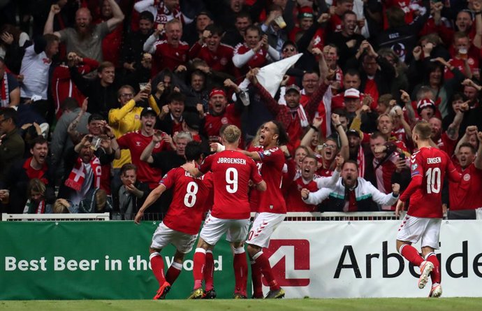 Archivo - 07 June 2019, Denmark, Copenhagen: Denmark's Pierre Hojbjerg celebrates scoring his sides first goal with teammates during the UEFA Euro 2020 Qualifying, Group D soccer match between Denmark and Republic of Ireland at the Telia Parken. Photo: 