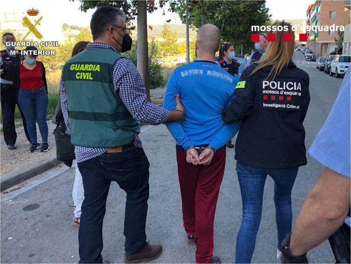 Guardia Civil y Mossos dEsquadra detienen a 14 miembros de un grupo criminal especializado en robos mediante butrones y alunizajes