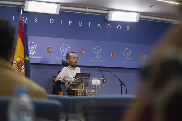 El portavoz de Unidas Podemos en el Congreso, Pablo Echenique, interviene en una rueda de prensa anterior a una Junta de Portavoces, a 8 de junio de 2021, en la Sala Constitucional del Congreso de los Diputados, Madrid, (España).