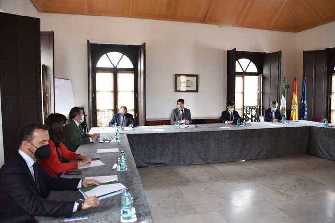 El vicepresidente de la Junta, Juan Marín, con los delegados territoriales de Regeneración, Justicia y Administración Local de las ocho provincias andaluzas.