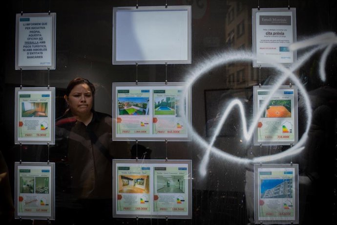 Archivo - El escaparate de una inmobiliaria pintado por activistas concentrados para paralizar un desahucio de un local comercial en la calle de Blai, en el barrio barcelonés de Poble-Sec, a 30 de abril de 2021, en Barcelona, Catalunya (España).