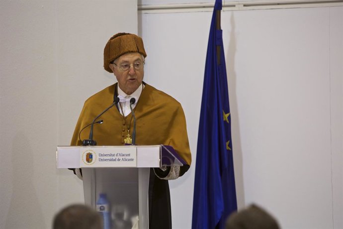 Archivo - Investidura de Tomás Llorens como doctor honoris causa de la UA (archivo)