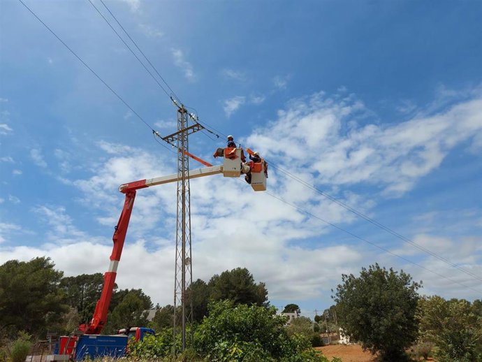 Endesa llevará a cabo este año más de 1.000 actuaciones de mantenimiento sin interrumpir el servicio.