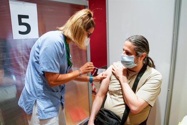 Un hombre recibe la primera dosis de la vacuna de Pfizer-BioNTech contra el Covid-19, a 9 de junio de 2021, en el Hospital Severo Ochoa de Leganés, Leganés, Madrid, (España). La Comunidad de Madrid comienza desde este miércoles a vacunar a los ciudadanos 