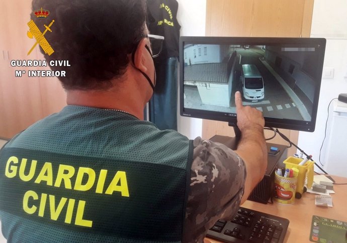 Un agente de la Guardia Civil revisa la imágenes de los robos