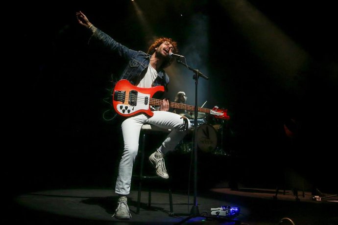 Archivo - Uno de los componentes del grupo de rock, Sidonie durante un concierto en el Teatro Circo Price, en Madrid (España). Archivo