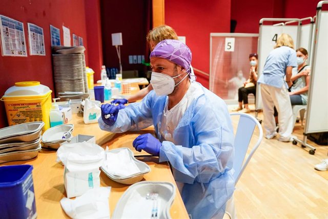 Un trabajador sanitario prepara la primera dosis de la vacuna de Pfizer-BioNTech contra el Covid-19, a 9 de junio de 2021, en el Hospital Severo Ochoa de Leganés, Leganés, Madrid, (España). 