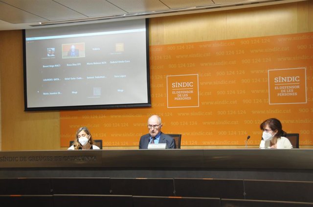 El Síndic de Greuges, Rafael Ribó, flanqueado por la Adjunta para la defensa de los derechos de los niños y los adolescentes, María Jesús Larios (d) y la asesora que ha investigado el caso del Institut del Teatre, Judit Sartorio (i)