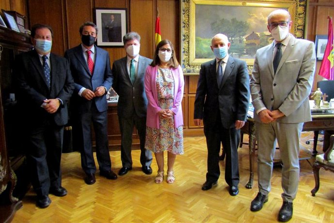 El presidente del Tribunal Superior de Justicia de Castilla-La Mancha, Vicente Rouco Rodríguez, y la directora gerente del Servicio de Salud de Castilla-La Mancha, Regina Leal Eizaguirre,