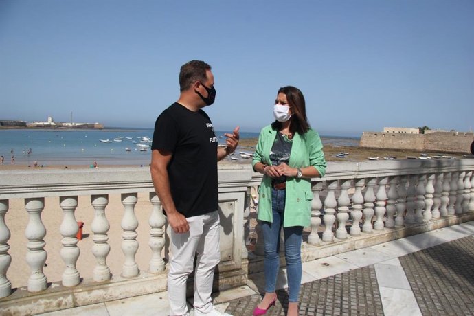 La delegada territorial de Turismo de la Junta en Cádiz, María Jesús Herencia, con Julien Di Biase, jefe de Operaciones de la empresa organizadora del Spain Grand Prix Andalucía de SailGP.