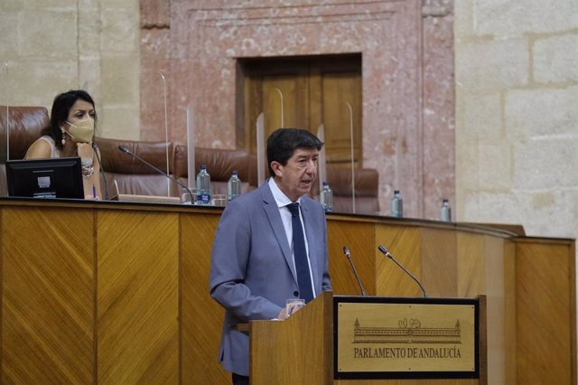 El vicepresidente de la Junta y consejero de Turismo, Juan Marín, este jueves durante su comparecencia en el Pleno del Parlamento.