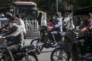 Un grupo de motoristas en Teherán