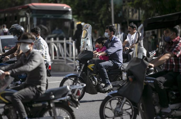 Un grupo de motoristas en Teherán