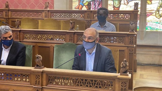 El conseller insular de Turismo y Deportes, Andreu Serra, en el pleno del Consell de Mallorca.