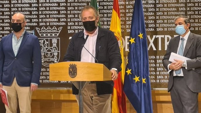 El consejero de Economía, Rafael España, acompañado por los presidentes de las cámaras de comercio de Badajoz y Cáceres.