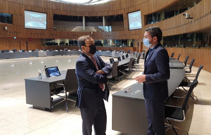 El consejero Antonio Luengo junto con el consejero para Asuntos Autonómicos de la Representación de España en la Unión Europea, Santiago Rodríguez