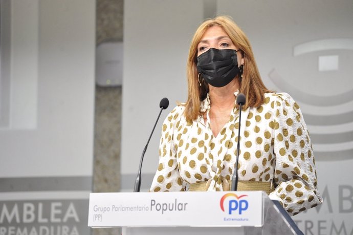 La portavoz de Educación de Grupo Popular en la Asamblea de Extremadura, Pilar Pérez, en rueda de prensa