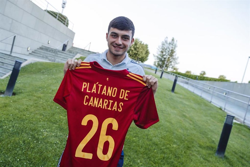 Pedri con la camiseta de Plátano de Canarias