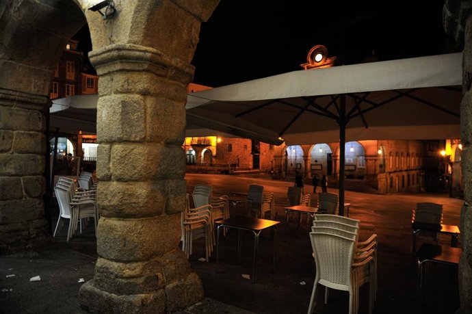 La terraza de una heladería, recogida en la Plaza Mayor de Ourense