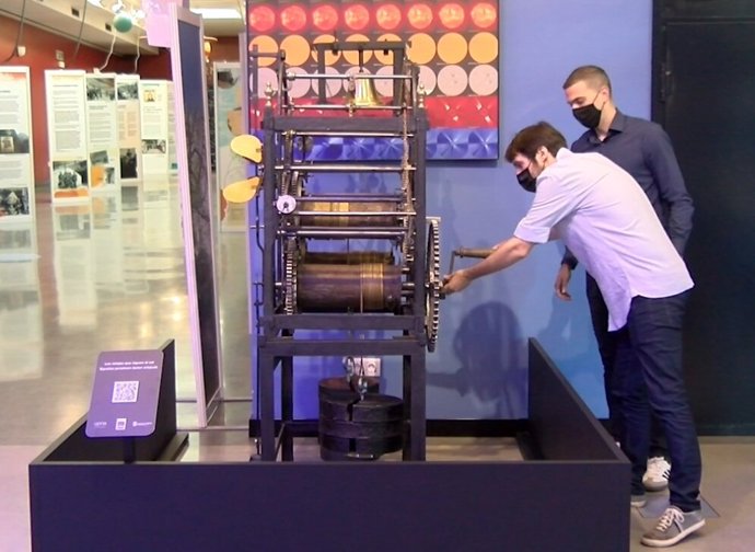 Puesta en marcha del antiguo reloj del Ayuntamiento de Pamplona de 1827