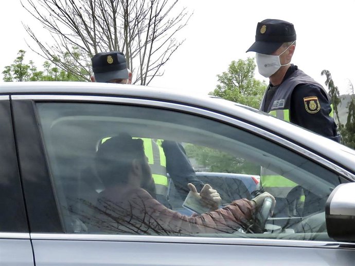Archivo - Dos policías nacionales participan en un control en una imagen de archivo
