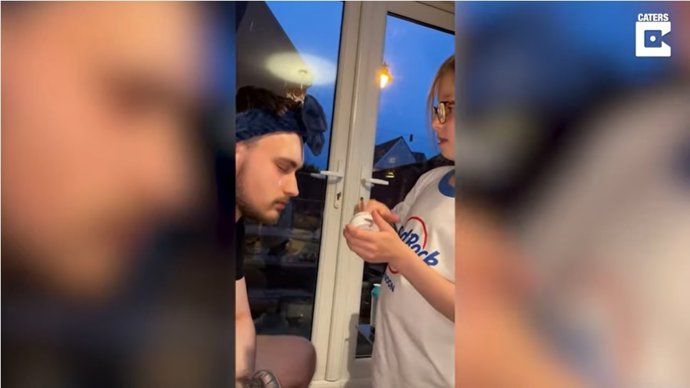 Este chico se deja maquillar por la hermana pequeña de su novia