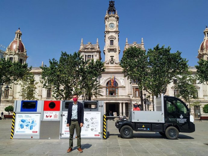 El vicealcalde de Valncia y concejal de Ecología Urbana, Sergi Campillo, presenta el nuevo sistema de recogida de residuos en el norte de Ciutat Vella con plataformas móviles.