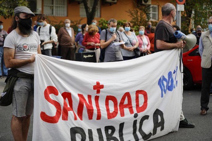 Archivo - Imagen de recurso de varias personas que sostienen una pancarta en la que se lee 'Sanidad Pública' durante una concentración en el Centro de Salud Abrantes.
