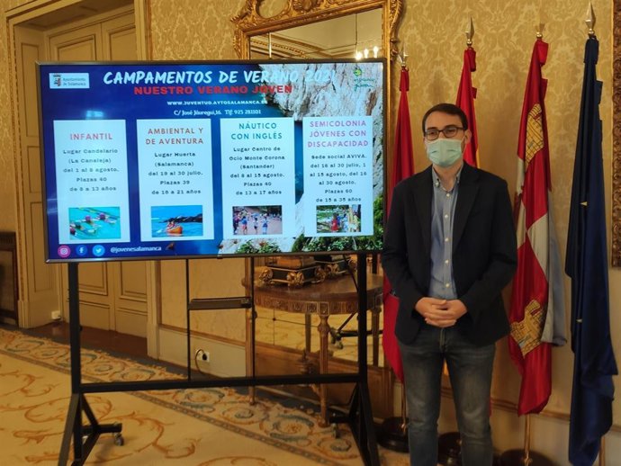 El concejal de Juventud, Ángel Fernández Silva, en la presentación de los campamentos de verano.