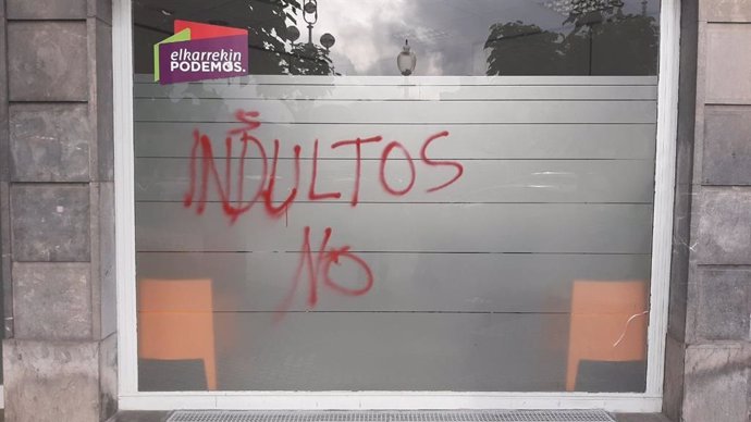 Pintadas contra los indultos en la sede de Podemos de San Sebastián
