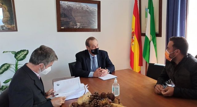 Archivo - Reunión de la Junta con el Ayuntamiento de Trevélez, en imagen de archivo