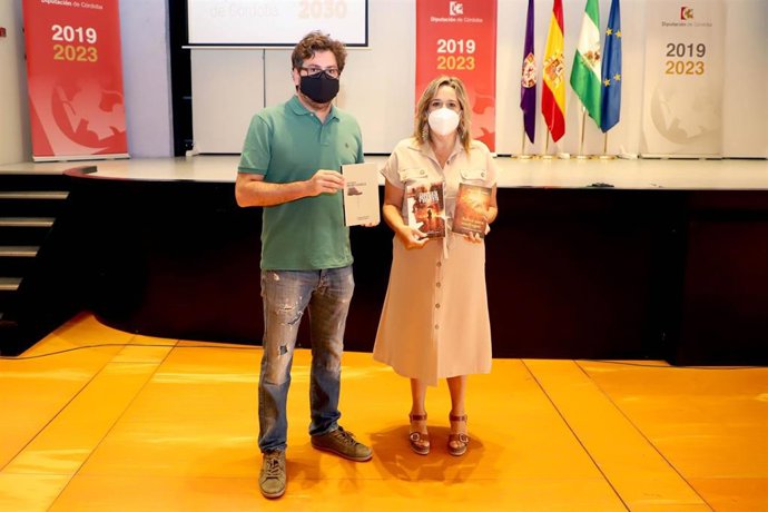 La delegada de Cultura en la Diputación de Córdoba, Salud Navajas, y el ganador del premio de novela corta, Fran Camacho.