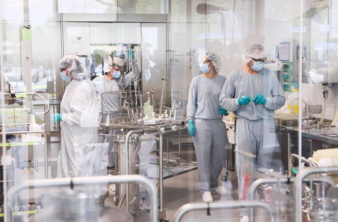 Archivo - 30 April 2021, Schleswig-Holstein, Reinbek: Employees work on the production of BioNTech/Pfizer's Comirnaty vaccine at Allergopharma's production facilities in Reinbek. Around 400 litres of the vaccine are filled in the stainless steel mobile 