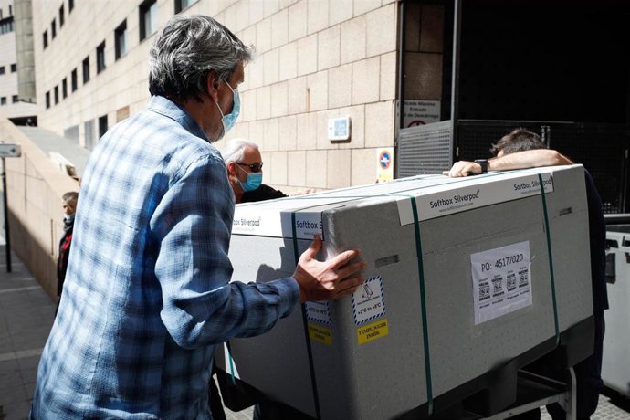 Archivo - Imagen de archivo de operarios trasladando un cargamento de vacunas.