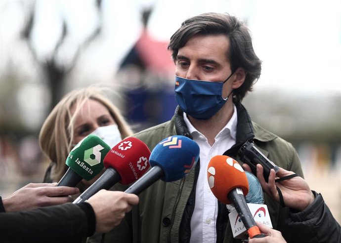 Archivo - El vicesecretario de Comunicación del PP, Pablo Montesinos ofrece declaraciones a los medios de comunicación antes de un paseo hasta el Templo de Debod, en Madrid (España), a 19 de marzo de 2021.