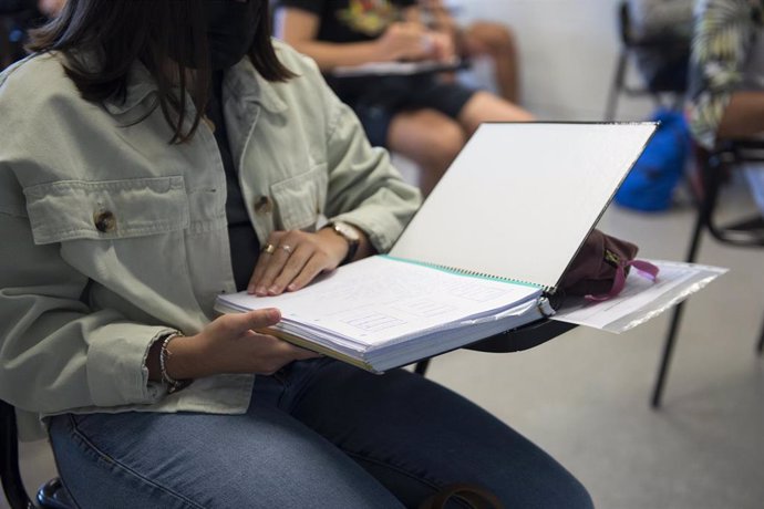 Una estudiante lee sus apuntes en la Facultad de Ciencias del Campus Montilivi de la Universidad de Girona para comenzar los exámenes de selectividad 2021, a 8 de junio de 2021, en Girona, Catalunya (España). Un total de 39.775 estudiantes de Catalunya 