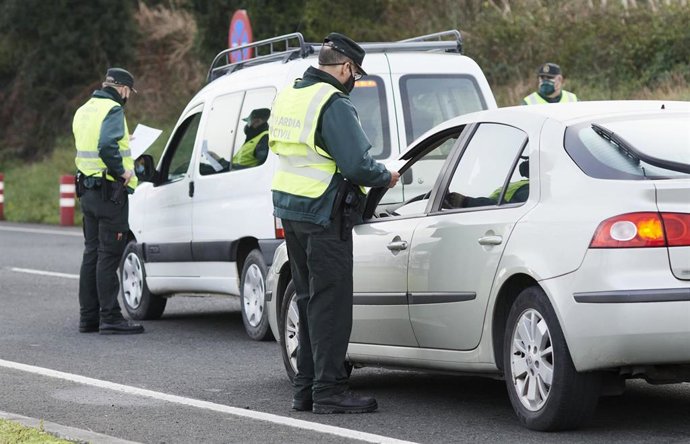 Archivo - Control de tráfico de la Guardia Civil en Laredo.