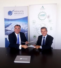 El consejero delegado de Extenda-Andalucía Exportación e Inversión Extranjera, Arturo Bernal, y el presidente del clúster Andalucía Aerospace, Antonio Gómez-Guillamón.