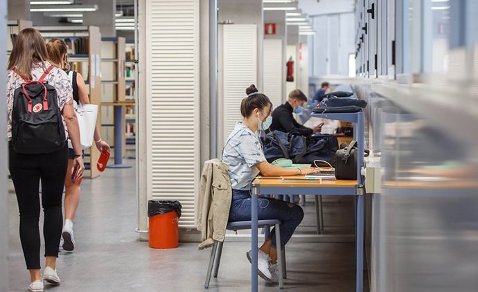 Archivo - Estudiantes en la UPNA.