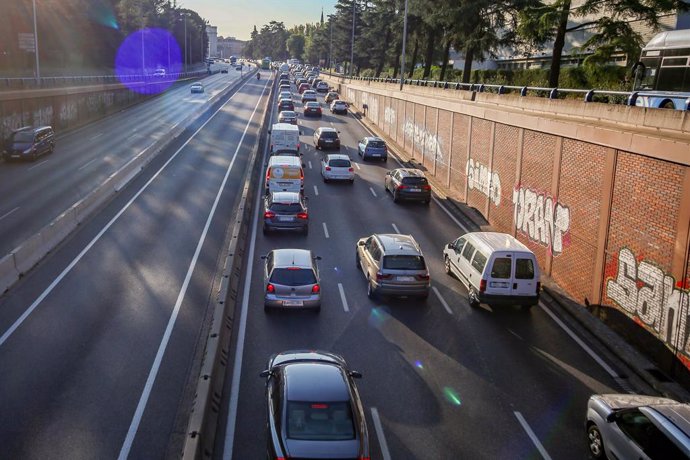 Archivo - Tráfico en la carretera A6 en la entrada a Madrid (España), a 5 de octubre de 2020. Hoy es el primer día laborable desde que entraron en vigor -el viernes 2 de octubre a las 22.48h.- las restricciones de movilidad impuestas por la orden minist