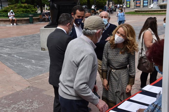 La presidenta del PP, Teresa Mallada, en la mesa de recogida de firmas contra los indultos a los independentistas catalanes en Oviedo.