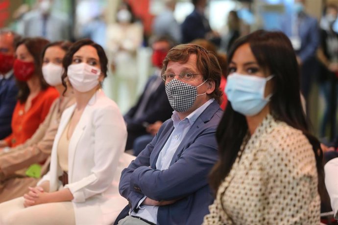 (I-D) La presidenta de la Comunidad de Madrid, Isabel Díaz Ayuso; el alcalde de Madrid, José Luis Martínez-Almeida; y la vicealcaldesa de Madrid, Begoña Villacís, en los actos de celebración del Día de Madrid en Fitur, a 21 de mayo de 2021, en Madrid, (