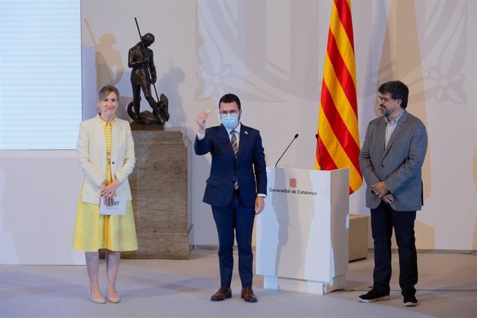La consellera de Acción Exterior, Victria Alsina, el presidente de la Generalitat, Pere Aragons, y uno de los coordinadores del grupo Catalunya 2022 Genís Roca.