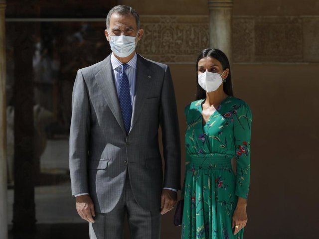 Los Reyes Felipe y Letizia,  en la  Alhambra de Granada, inaugurando  la exposición 'Odaliscas. De Ingres a Picasso'