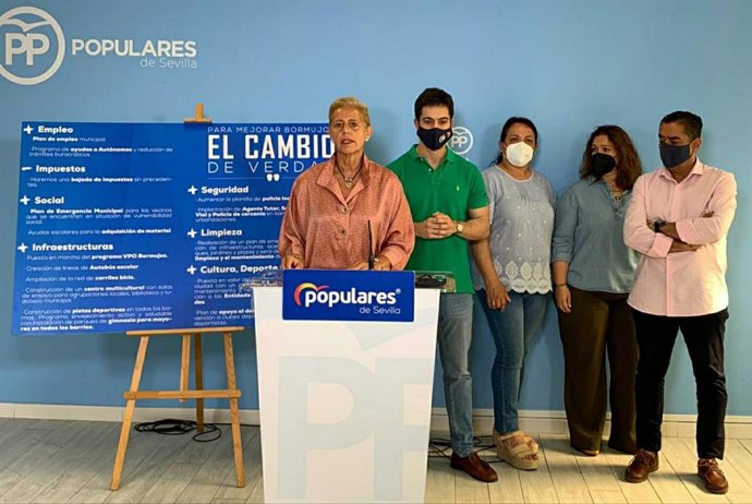 La portavoz del PP de Bormujos en rueda de prensa