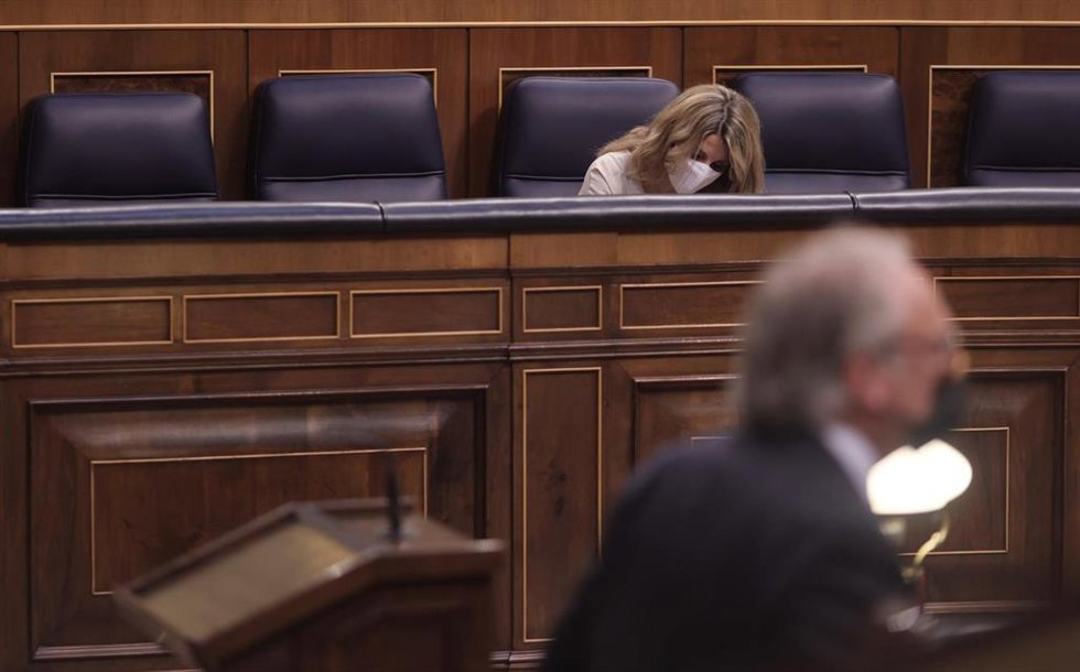 La vicepresidenta tercera del Gobierno y ministra de Trabajo y Economía Social, Yolanda Díaz, en una sesión plenaria, con el portavoz laboral de Vox, Juan José Aizcorbe, en primer plano