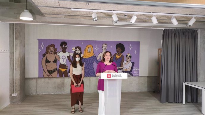 La alcaldesa de Barcelona, Ada Colau, junto a la ministra de Derechos Sociales y Agenda 2030, Ione Belarra, en rueda de prensa.