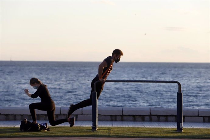 Archivo - Un grupo de personas practican deportes al aire libre con mascarillas tras la entrada en vigor de su obligatoriedad el pasado viernes. Málaga a 26 de octubre 2020
