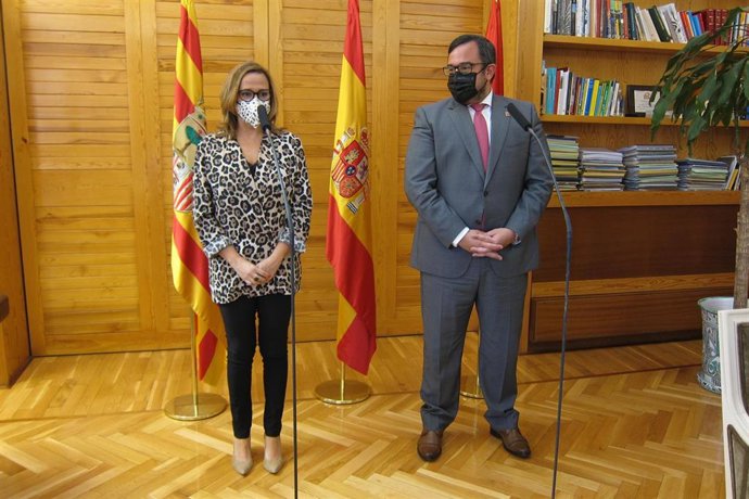La consejera de Presidencia y Relaciones Institucionales del Gobierno de Aragón, Mayte Perez, y el consejero de Presidencia, Igualdad, Función Pública e Interior de la Comunidad Foral de Navarra, Javier Remírez.