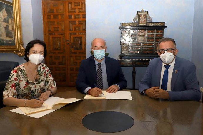 El presidente de la Diputación de Córdoba, Antonio Ruiz (centro), en la firma con el Ayuntamiento de Villanueva del Duque.